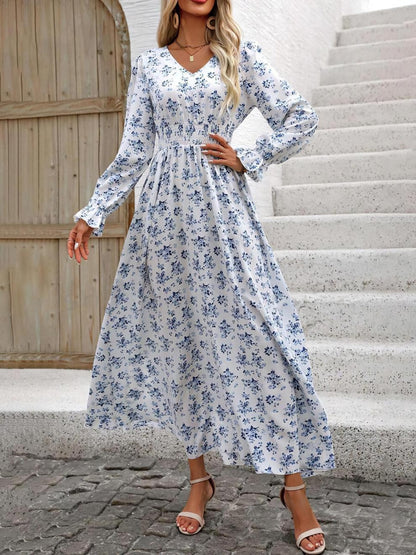 Gesmoktes, bedrucktes Kleid mit V-Ausschnitt und Volantärmeln