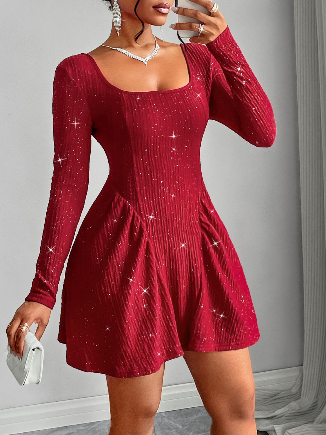 Rückenfreies, glitzerndes, langärmliges Minikleid mit quadratischem Ausschnitt