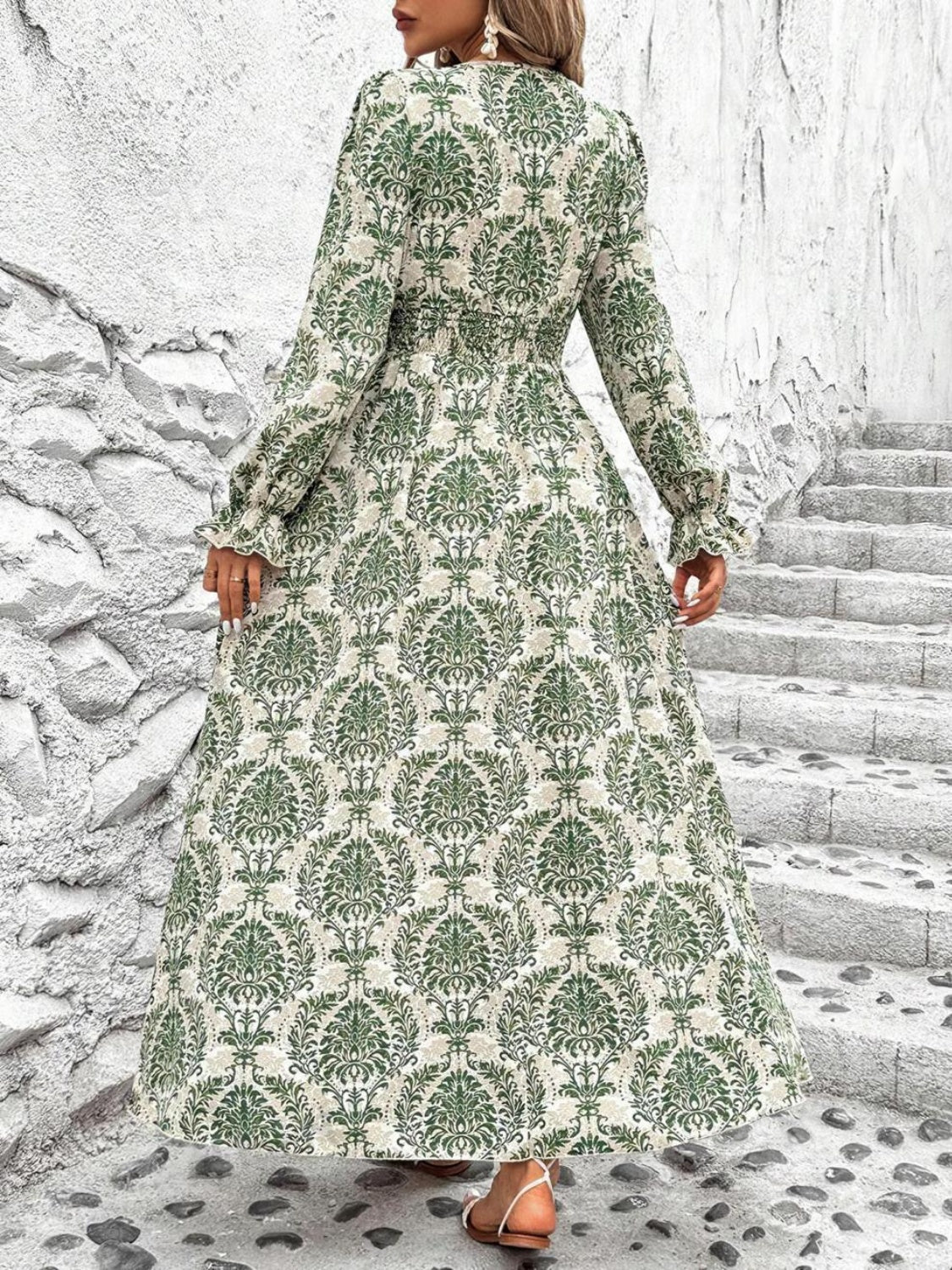Gesmoktes, bedrucktes Kleid mit V-Ausschnitt und Volantärmeln