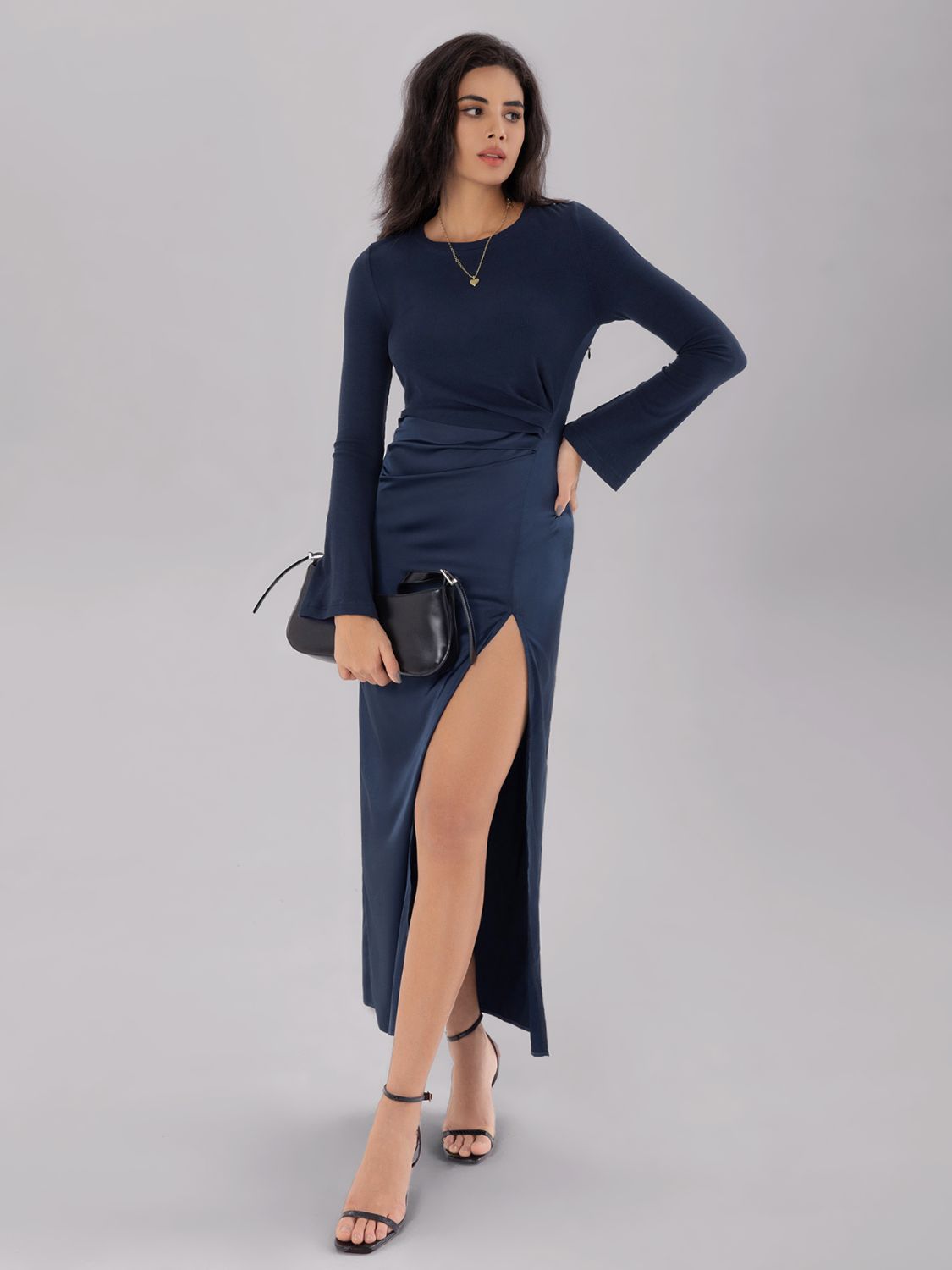 Geschlitztes, langärmliges Midikleid mit Rundhalsausschnitt