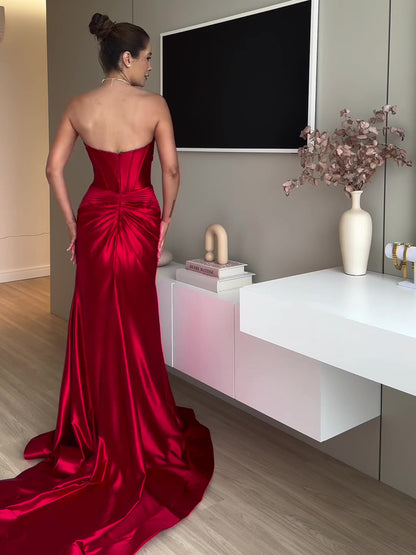 Rotes extralanges Abendkleid mit Tube-Top und Schlitz