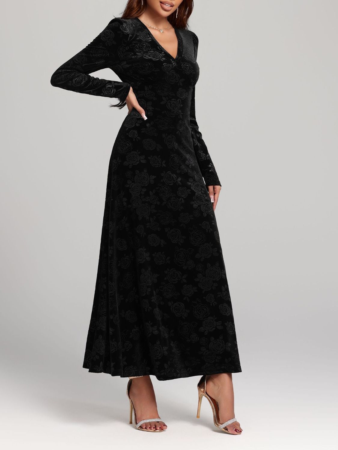 Langärmliges Kleid mit V-Ausschnitt und Rosendruck
