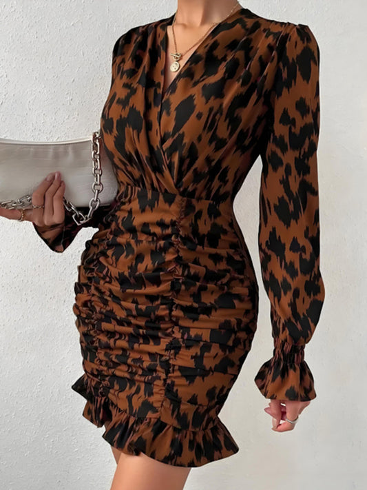 Gerüschtes, langärmliges Kleid mit Leopardenmuster