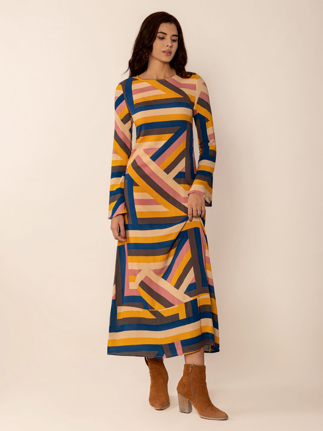 Midikleid mit kontrastierendem Rundhalsausschnitt und ausgestellten Ärmeln