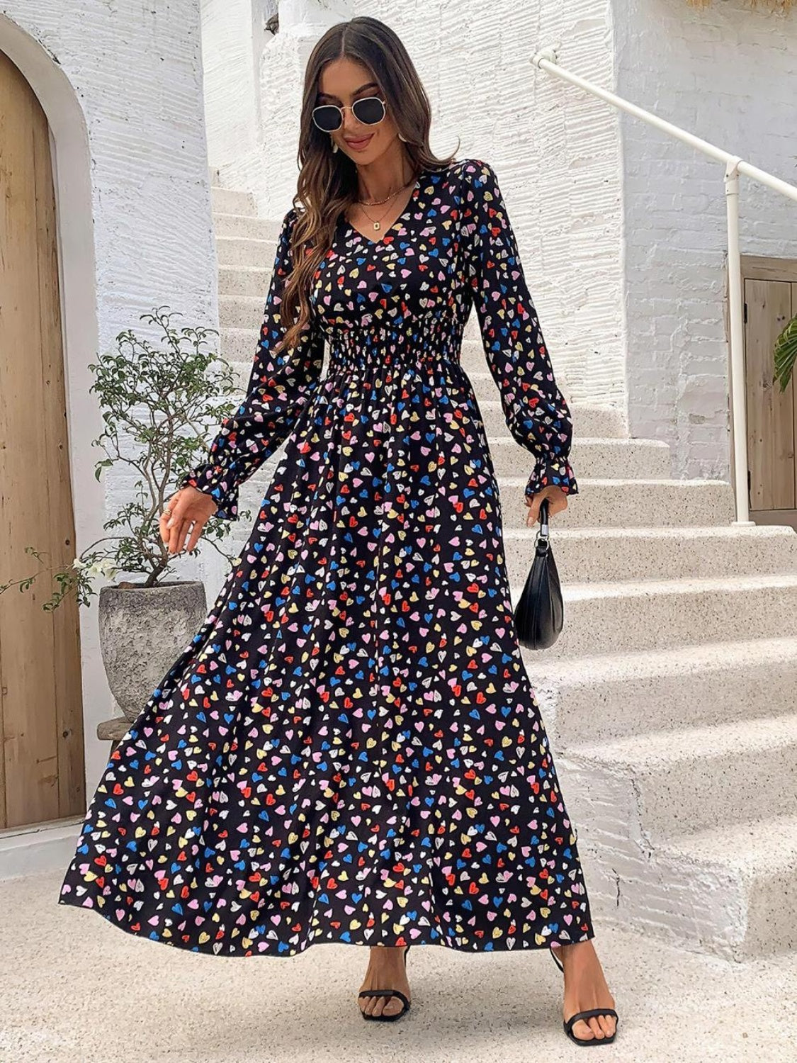 Gesmoktes, bedrucktes Kleid mit V-Ausschnitt und Volantärmeln