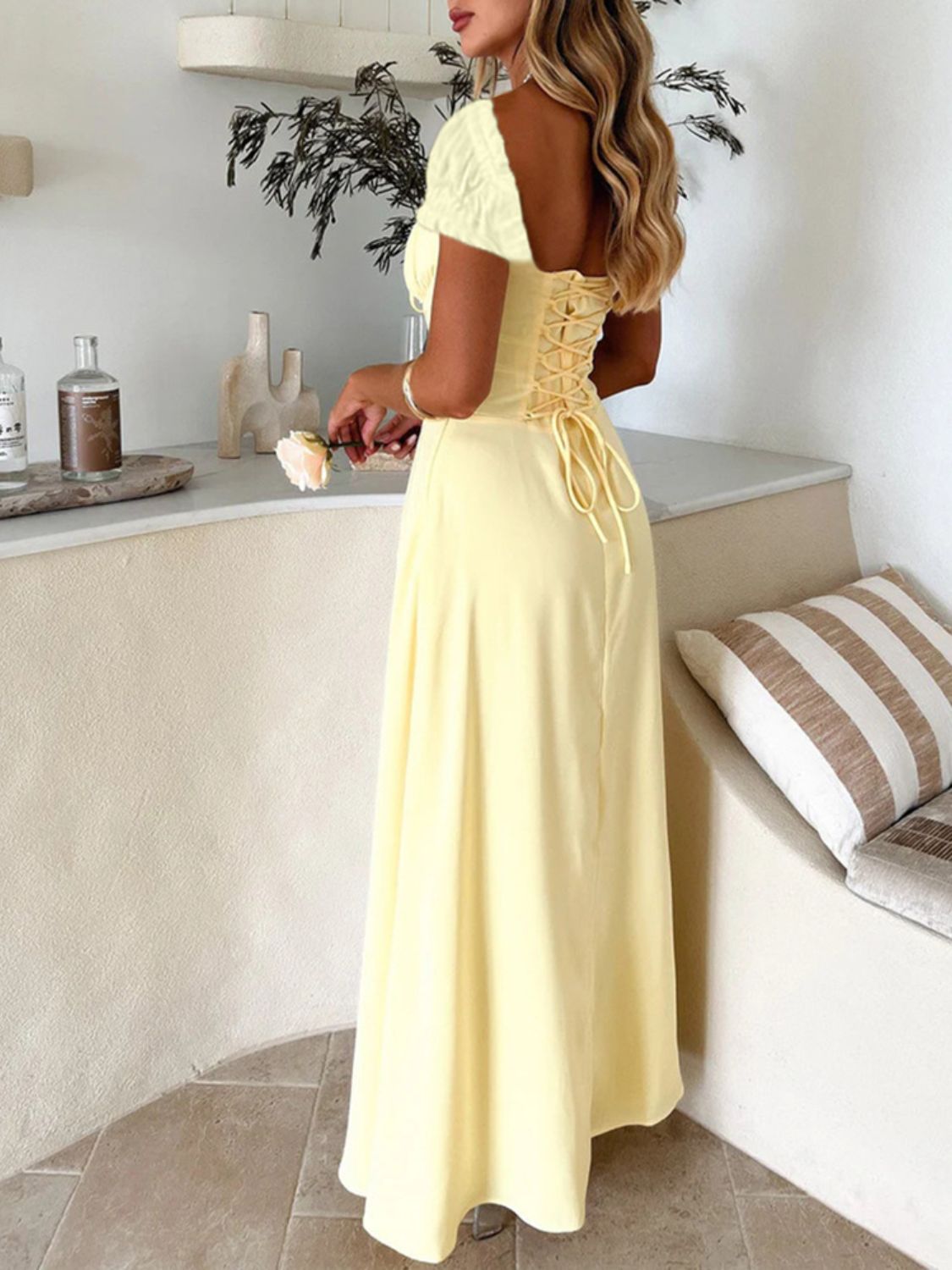 Devine Maxikleid mit Herzausschnitt und kurzen Ärmeln