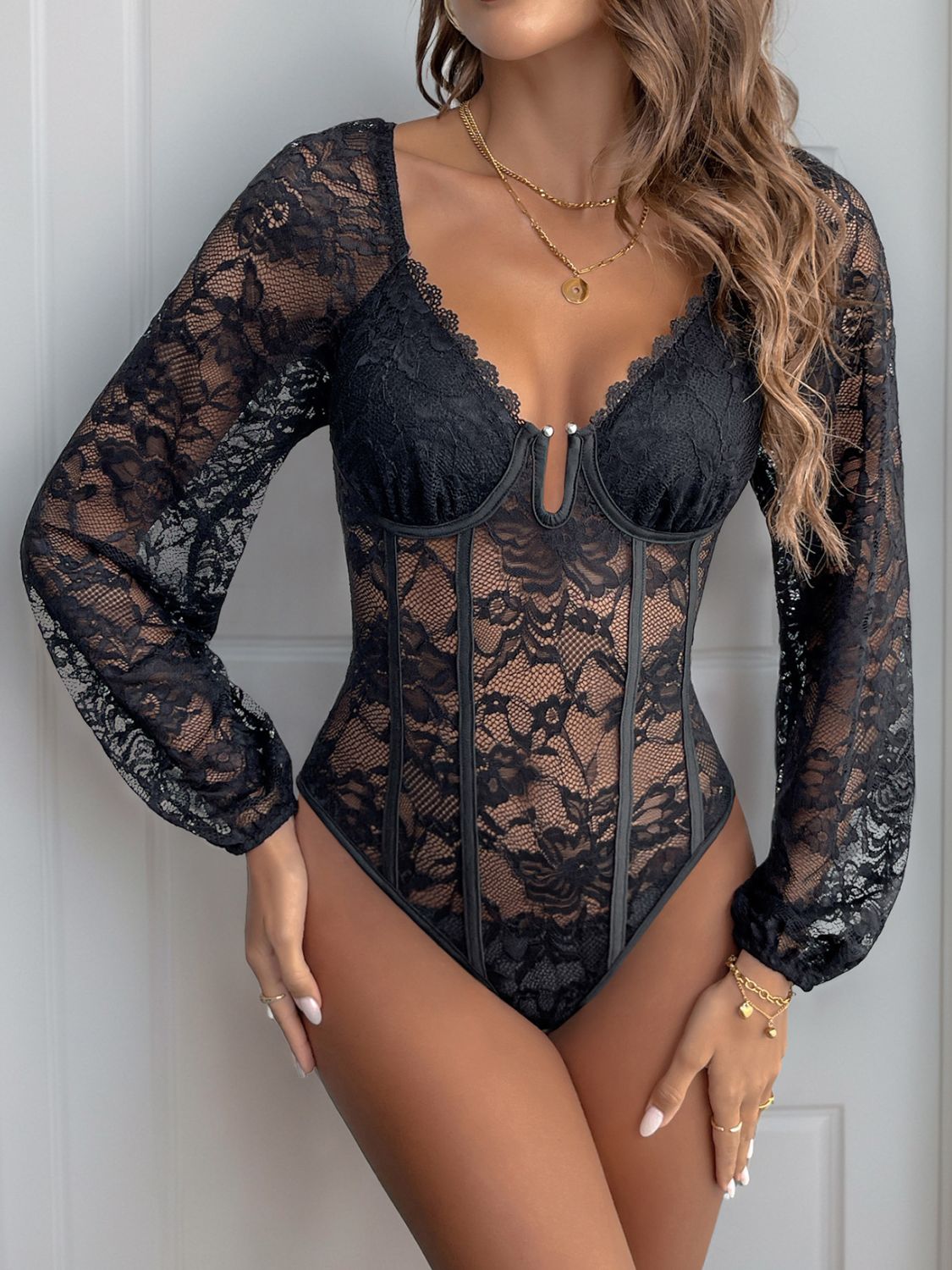 Perfee Spitzen-Bodysuit mit V-Ausschnitt und langen Ärmeln