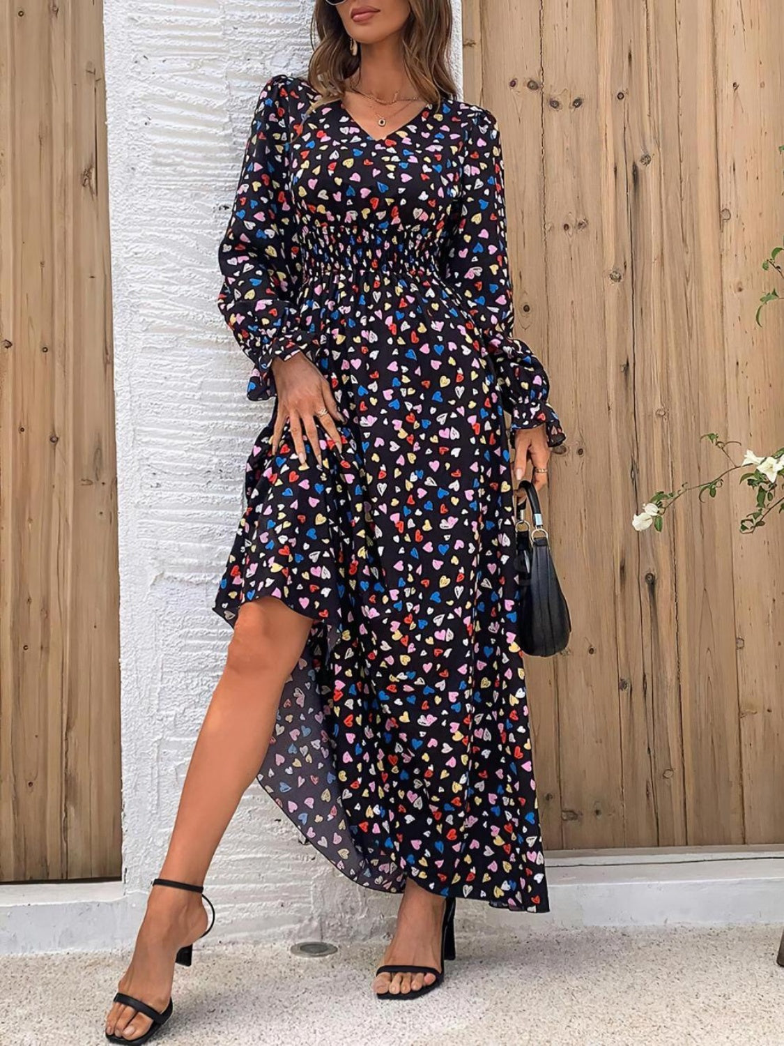 Gesmoktes, bedrucktes Kleid mit V-Ausschnitt und Volantärmeln