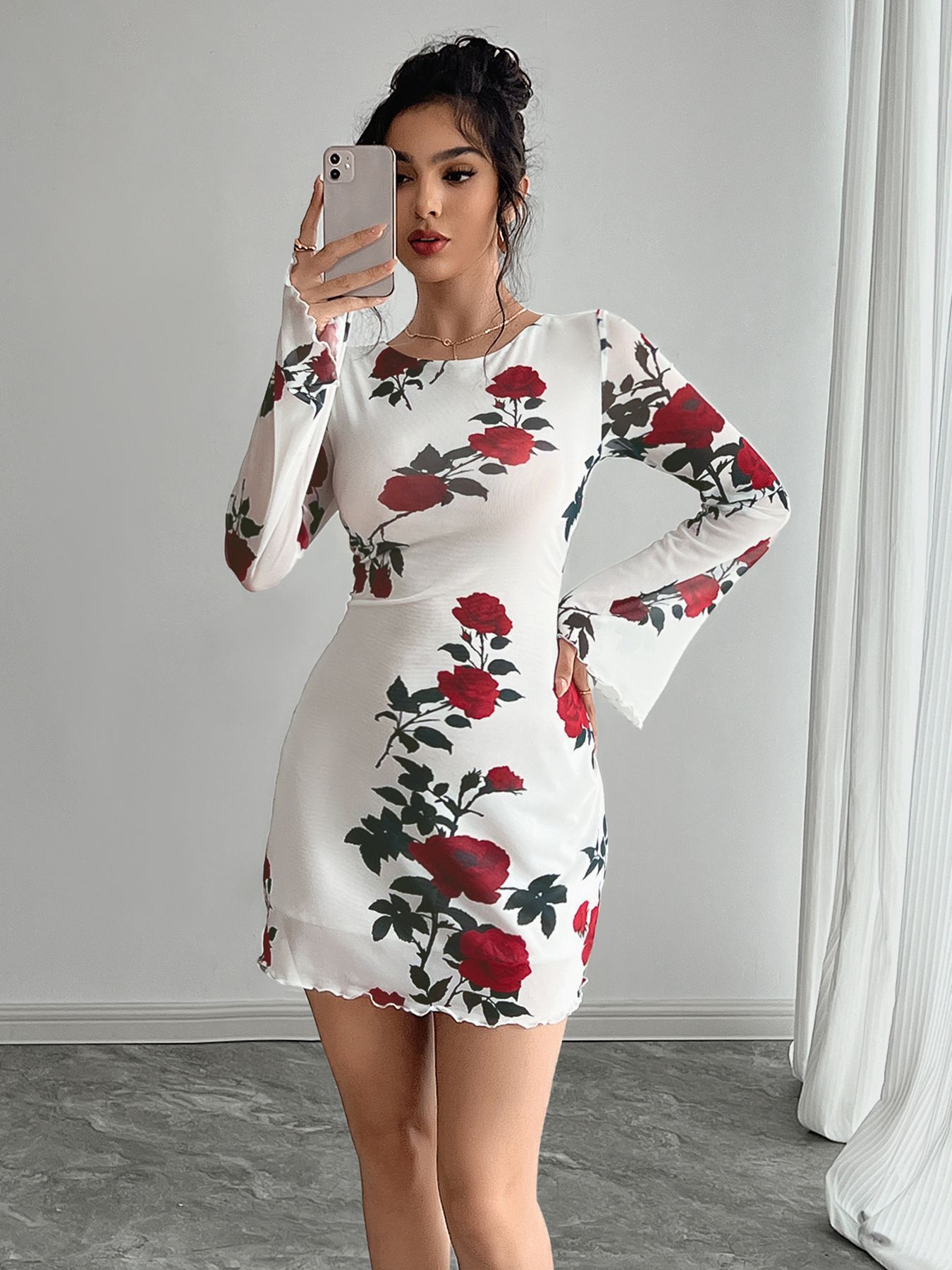 Rückenfreies, hauchdünnes Minikleid mit Glockenärmeln