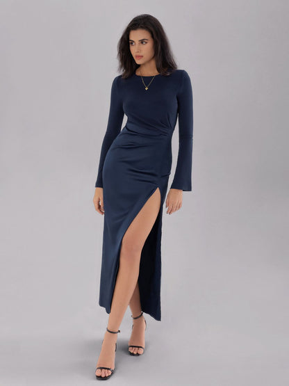 Geschlitztes, langärmliges Midikleid mit Rundhalsausschnitt