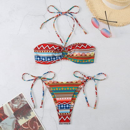 Neckholder-Bikini mit Schlitz