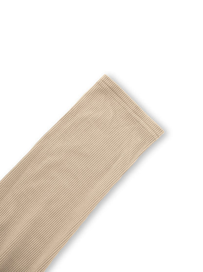 Kleid mit Schlitz und einer Schulter und langen Ärmeln