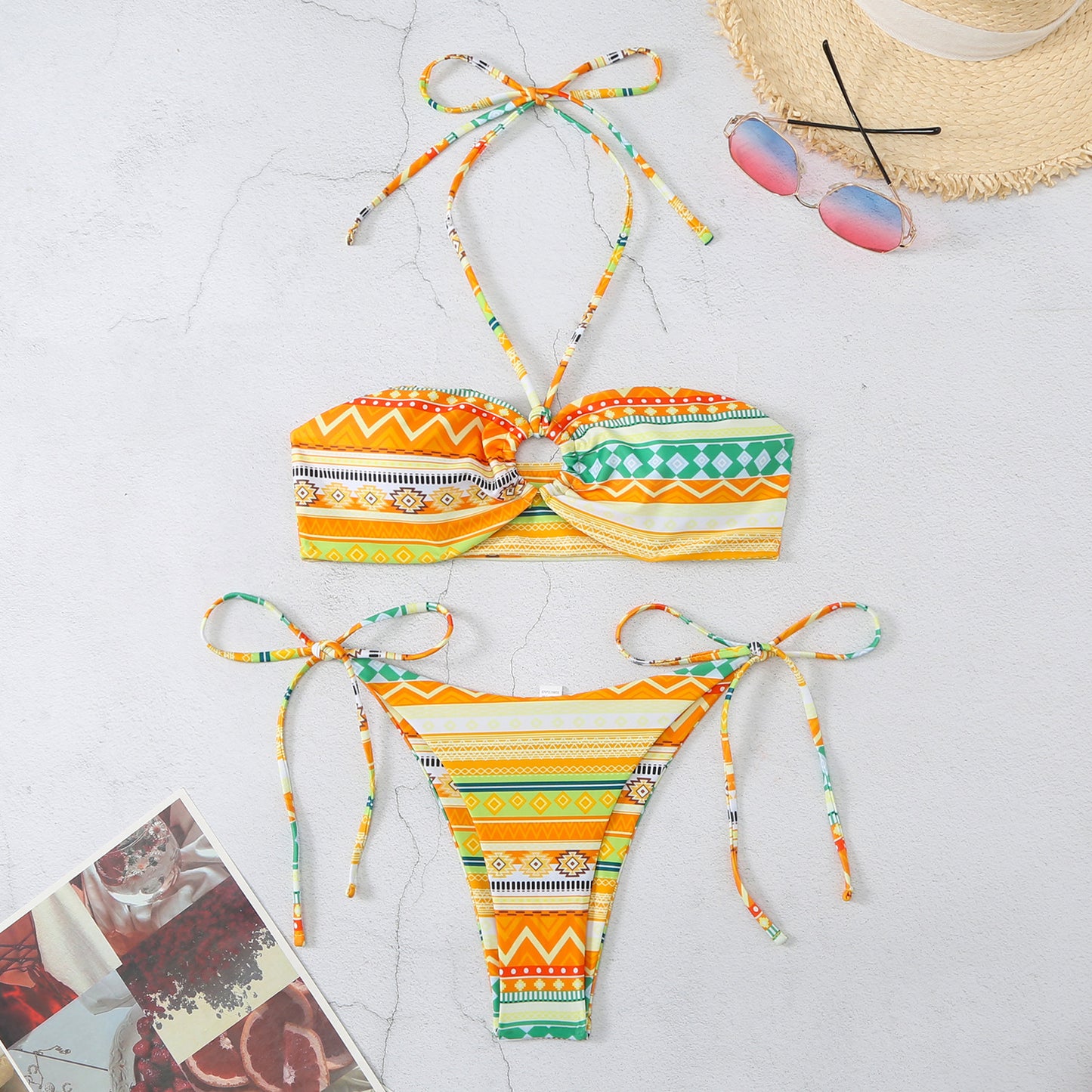 Neckholder-Bikini mit Schlitz