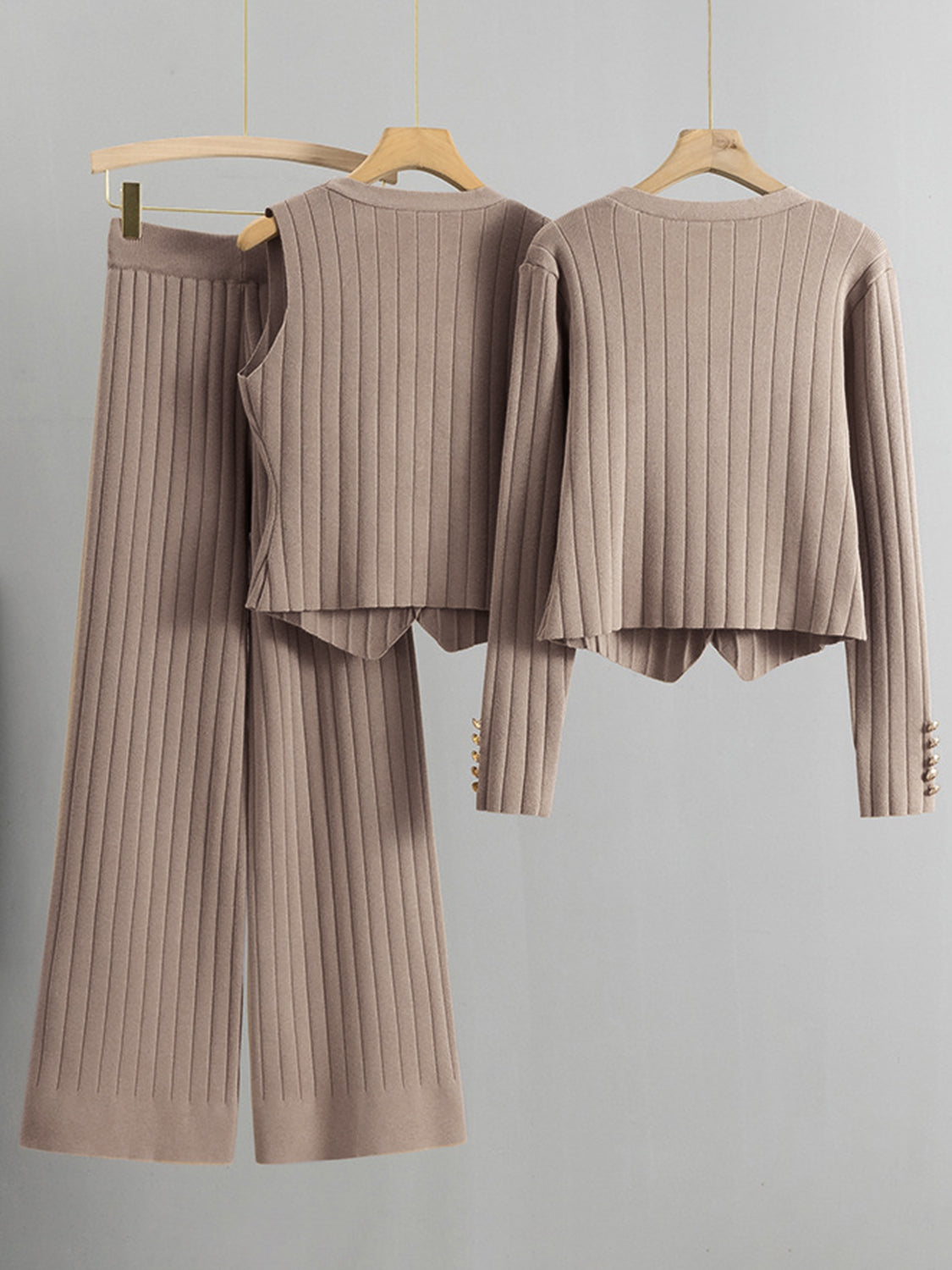 Dreiteiliges Pullover-Set aus Tanktop mit V-Ausschnitt, Strickjacke und Hose