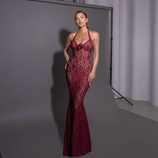 Burgunderfarbenes, enges Spitzenkleid mit Trägern