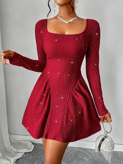 Rückenfreies, glitzerndes, langärmliges Minikleid mit quadratischem Ausschnitt