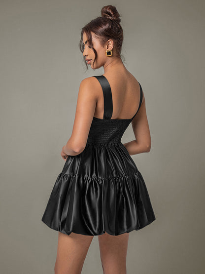 Minikleid mit gerüschtem, quadratischem Ausschnitt und breiten Trägern