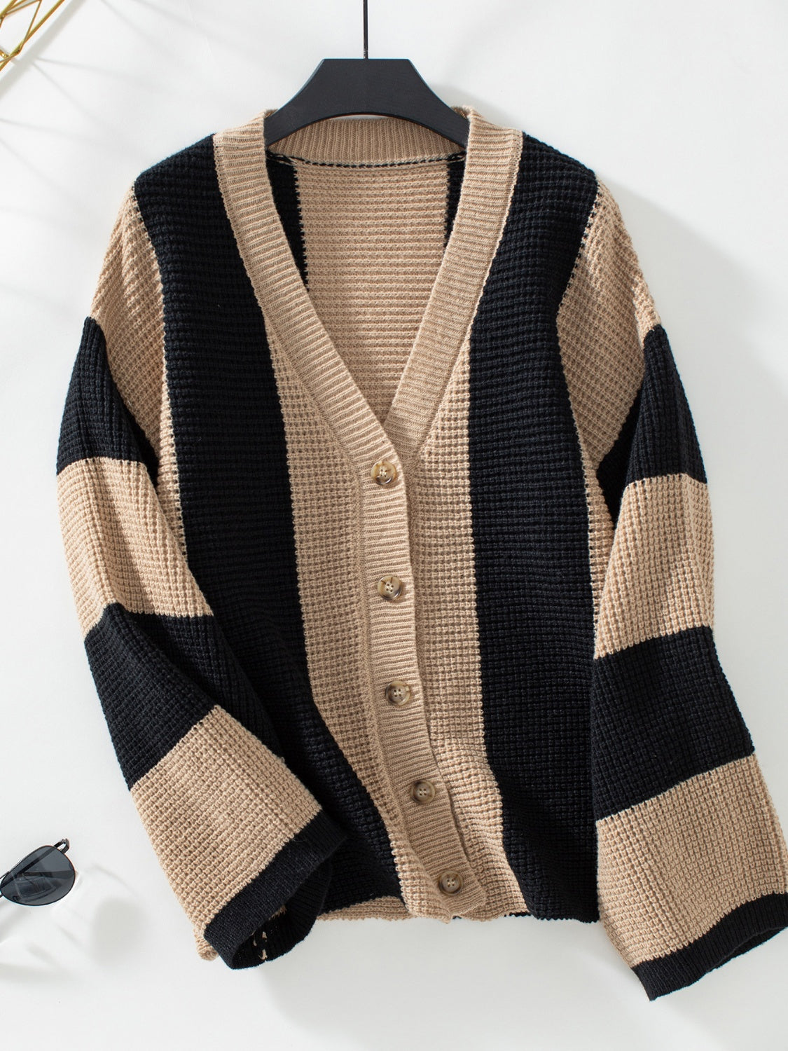 Gestreifte Strickjacke mit Waffelstrick und V-Ausschnitt sowie langen Ärmeln