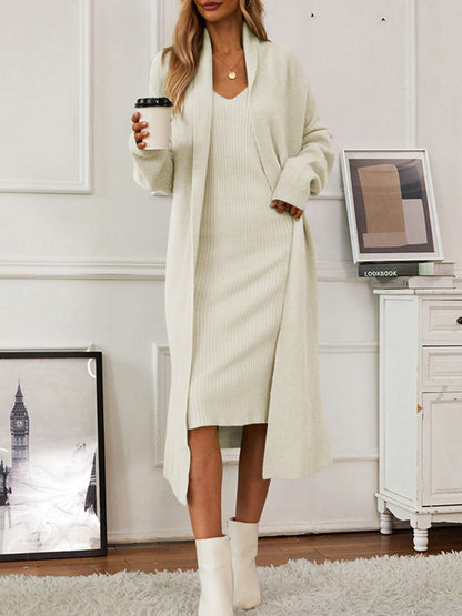 Set aus Camisole-Kleid mit V-Ausschnitt und Cardigan-Pullover mit offener Vorderseite