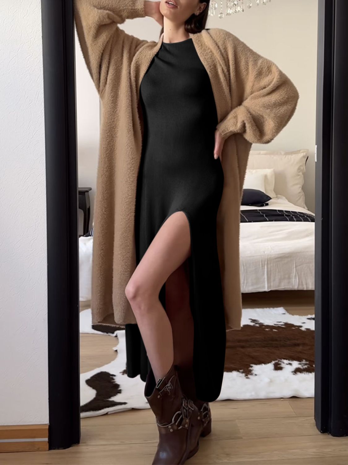 Kleid mit seitlichem Schlitz und Rundhalsausschnitt und langen Ärmeln