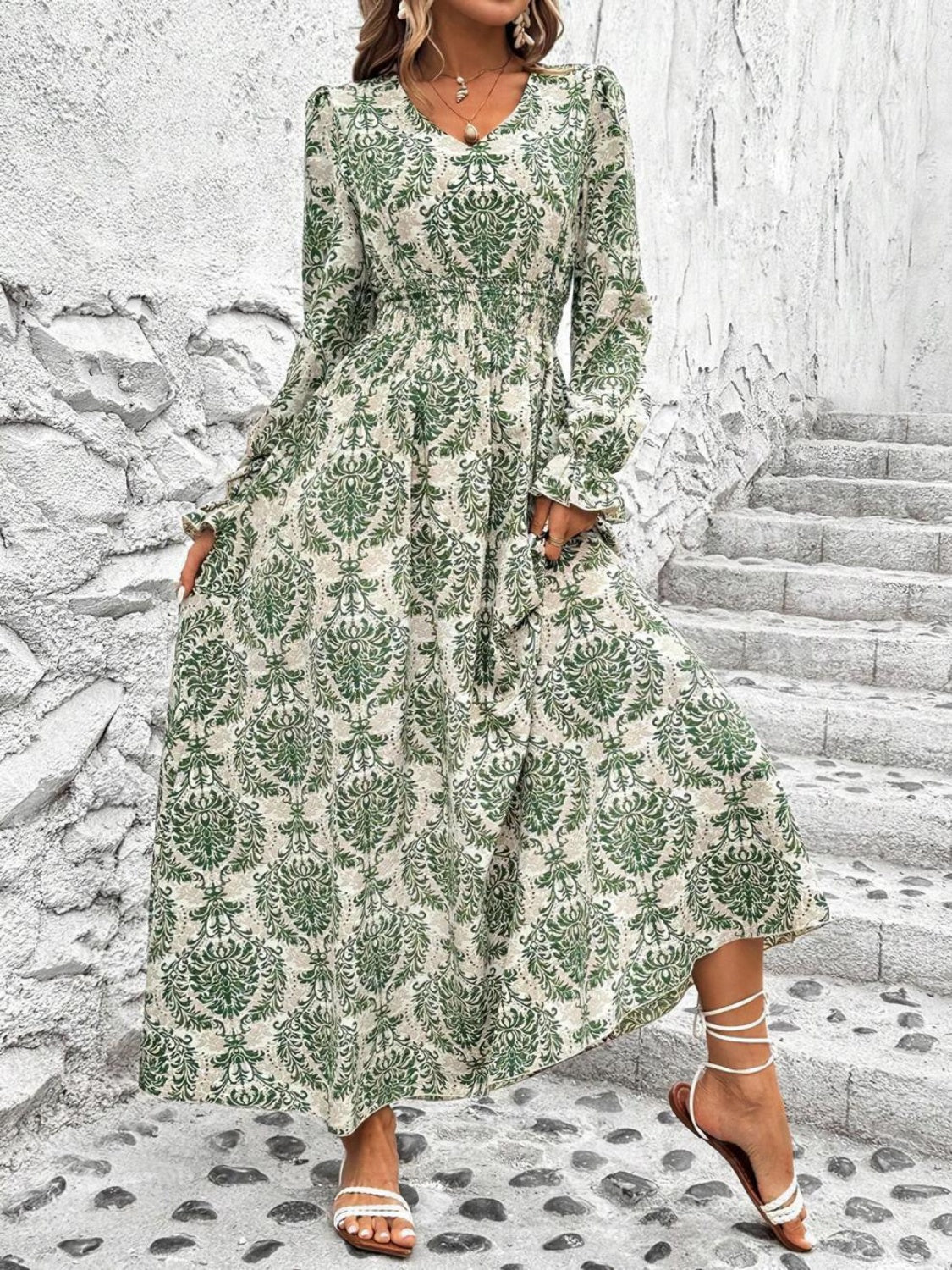 Gesmoktes, bedrucktes Kleid mit V-Ausschnitt und Volantärmeln
