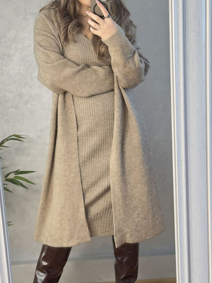 Set aus Camisole-Kleid mit V-Ausschnitt und Cardigan-Pullover mit offener Vorderseite