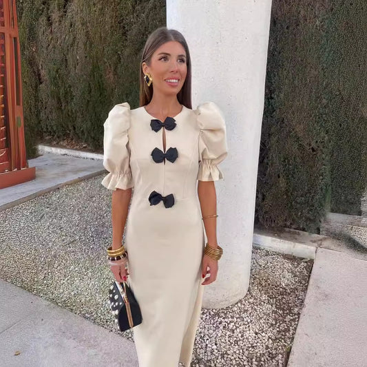 Einfarbiges Kleid mit Puffärmeln und Schleife