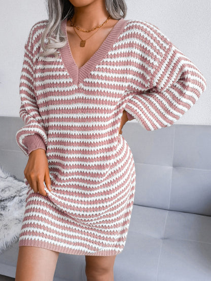 Gestreiftes Mini-Strickkleid mit V-Ausschnitt und langen Ärmeln