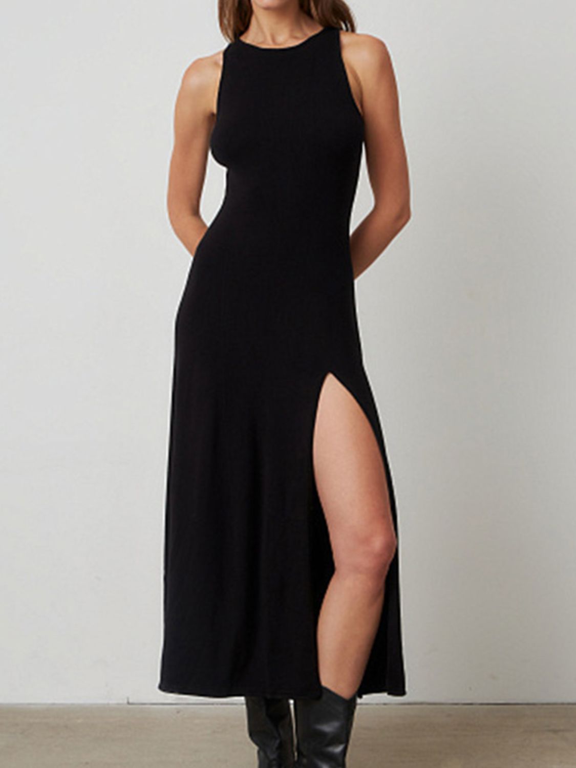 Ärmelloses Kleid mit seitlichem Schlitz und Rundhalsausschnitt