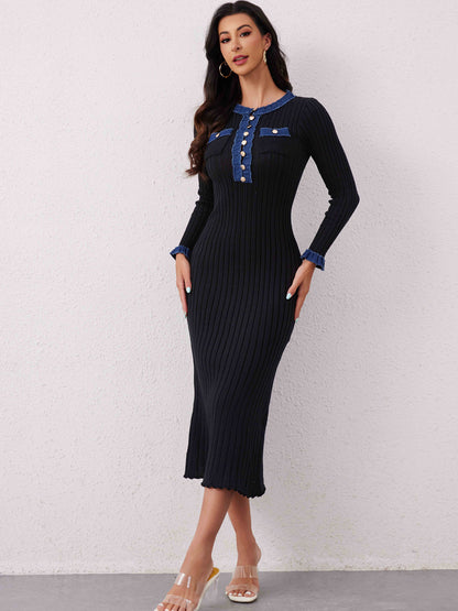 Pulloverkleid mit Rundhalsausschnitt und langen Ärmeln und Kontrastbesatz