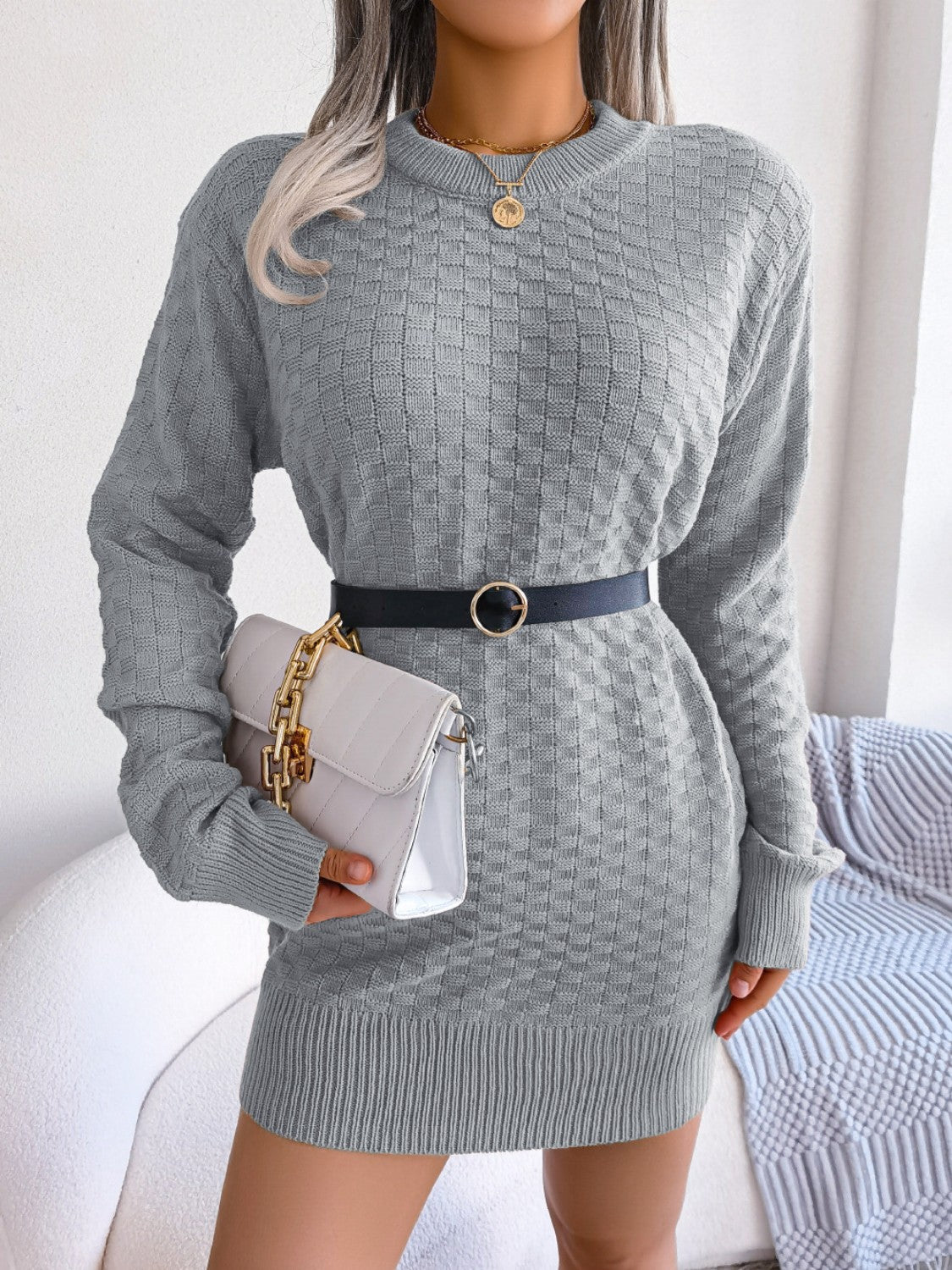 Mini-Strickkleid mit Rundhalsausschnitt und langen Ärmeln