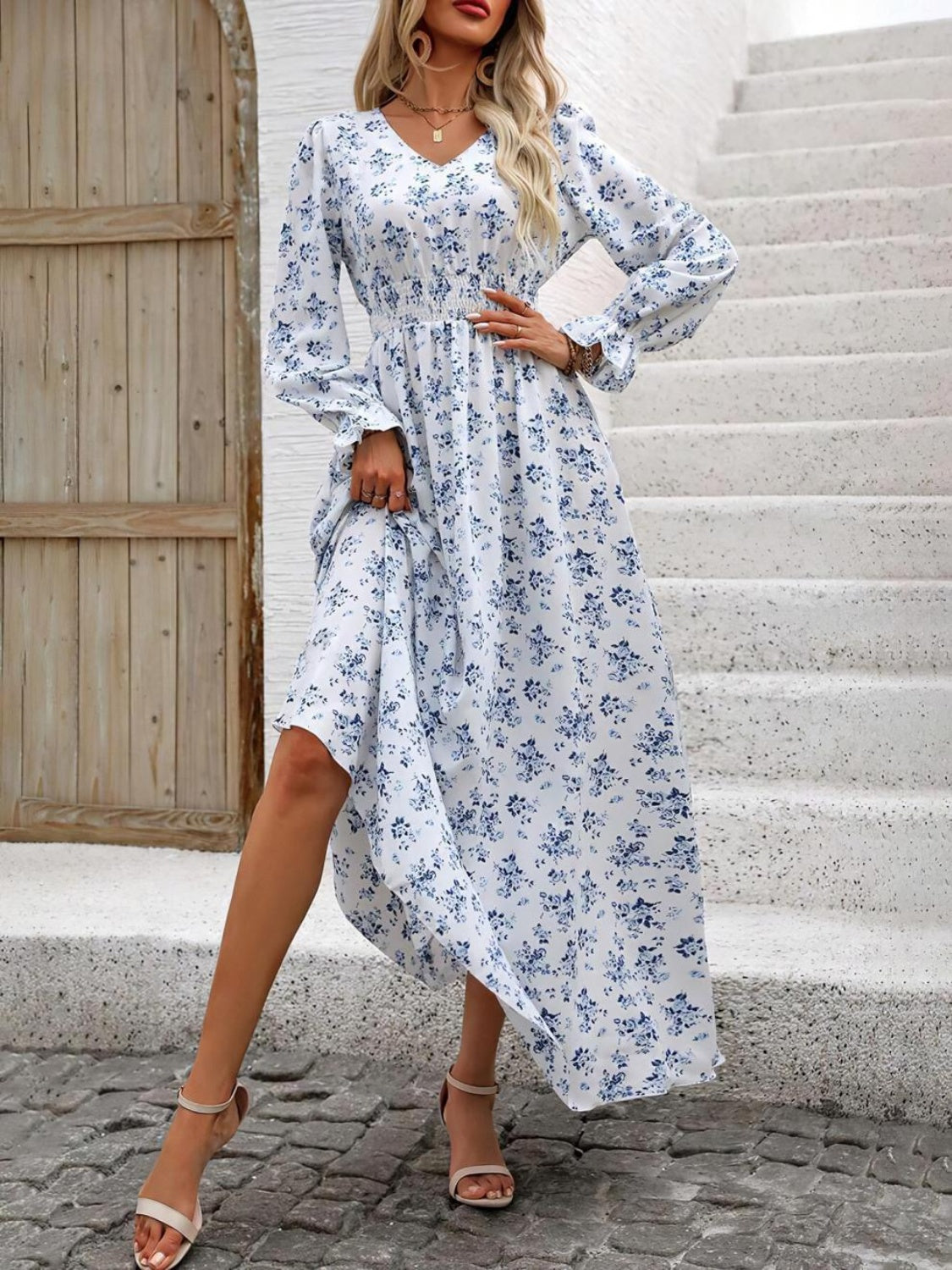 Gesmoktes, bedrucktes Kleid mit V-Ausschnitt und Volantärmeln