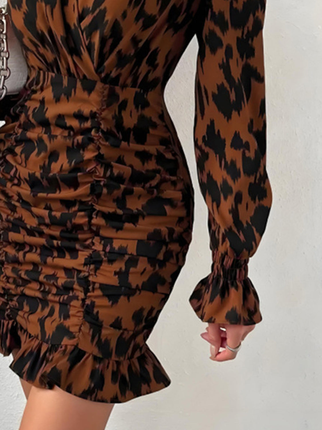 Gerüschtes, langärmliges Kleid mit Leopardenmuster