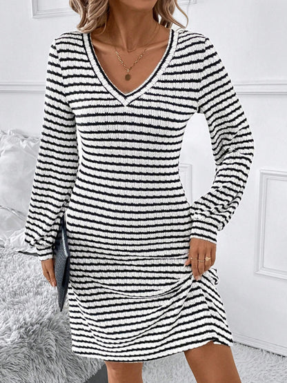 Gestreiftes Langarmkleid mit V-Ausschnitt