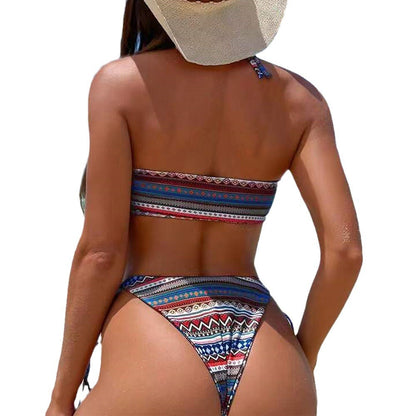 Neckholder-Bikini mit Schlitz