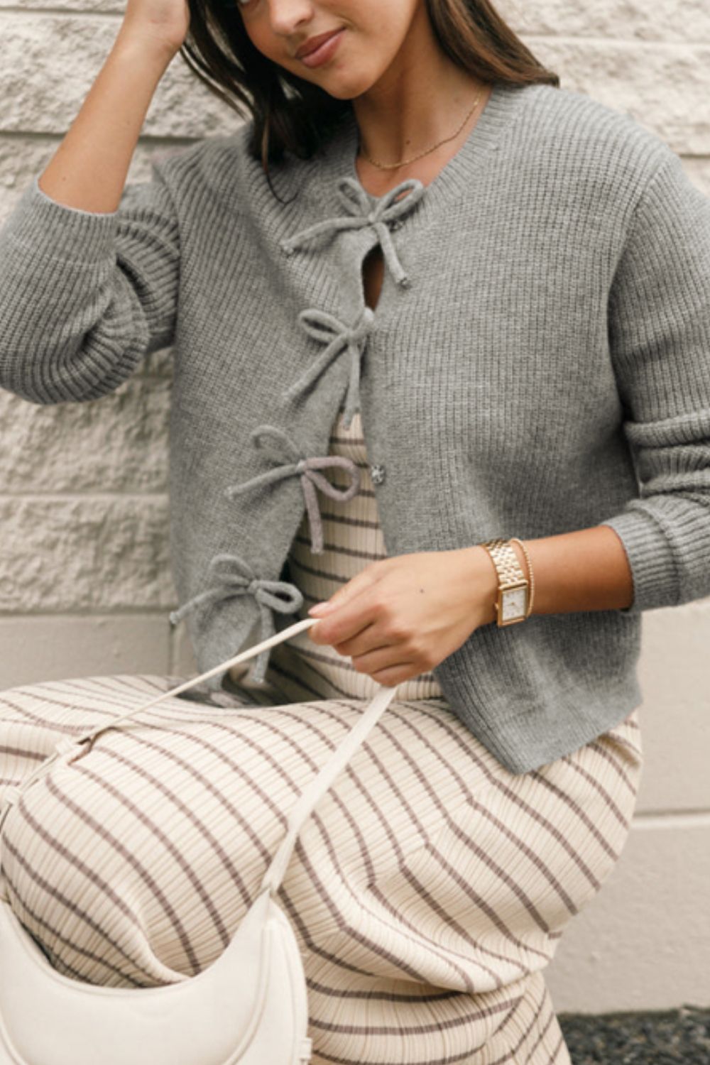 Strickjacke mit Rundhalsausschnitt und langen Ärmeln und Schleife