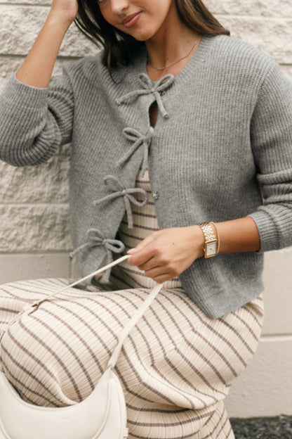 Strickjacke mit Rundhalsausschnitt und langen Ärmeln und Schleife