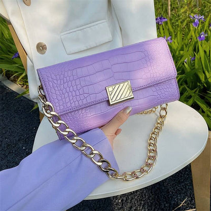 Modische Schultertasche mit Kette