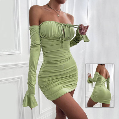 Modisches, schmales, schulterfreies Kleid mit langen Ärmeln