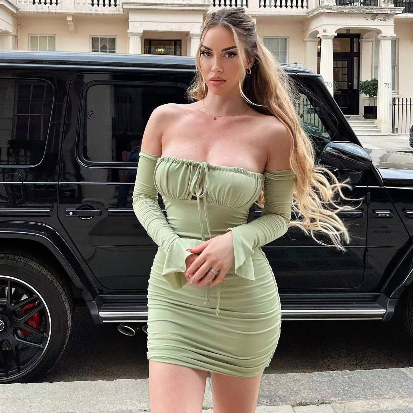 Modisches, schmales, schulterfreies Kleid mit langen Ärmeln