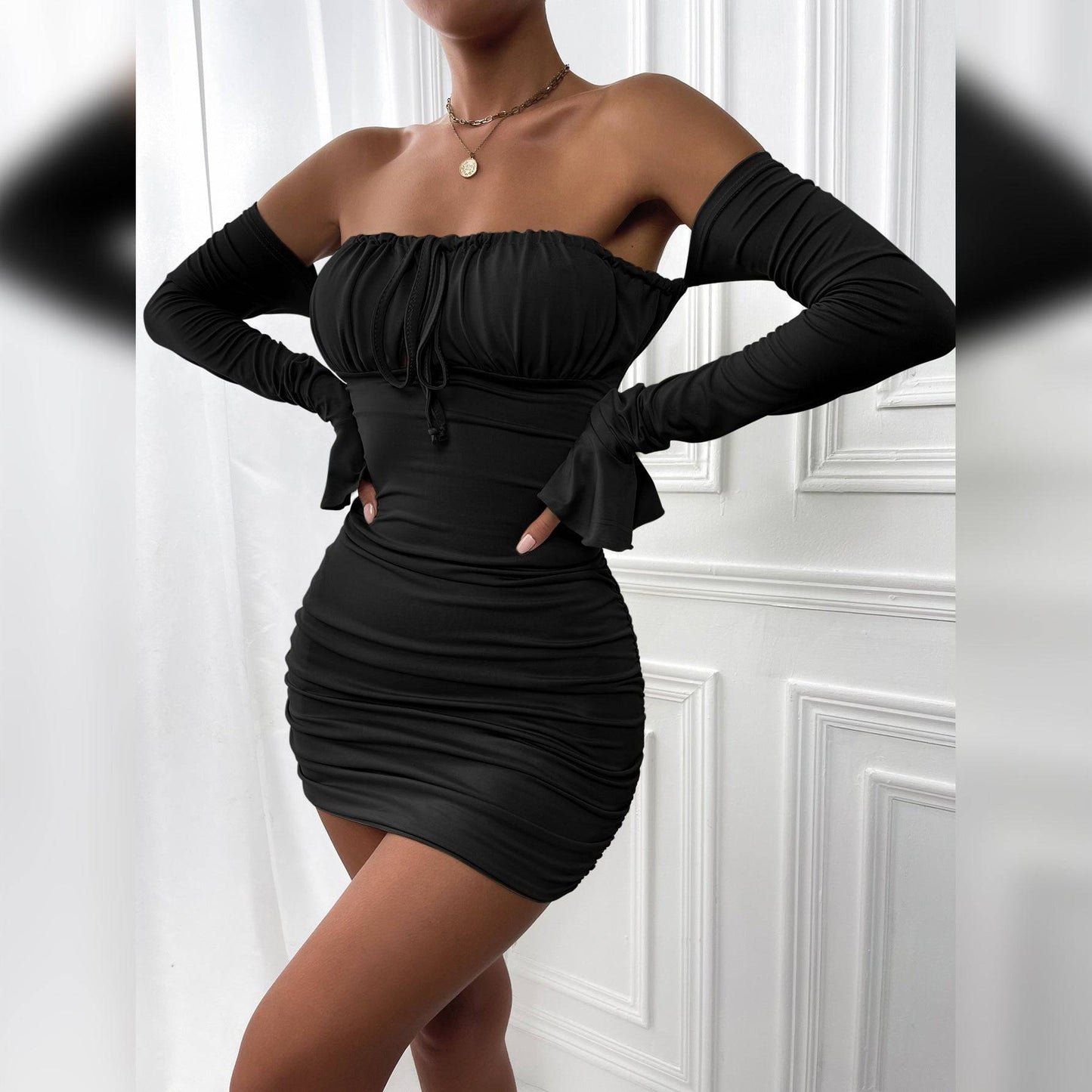 Modisches, schmales, schulterfreies Kleid mit langen Ärmeln
