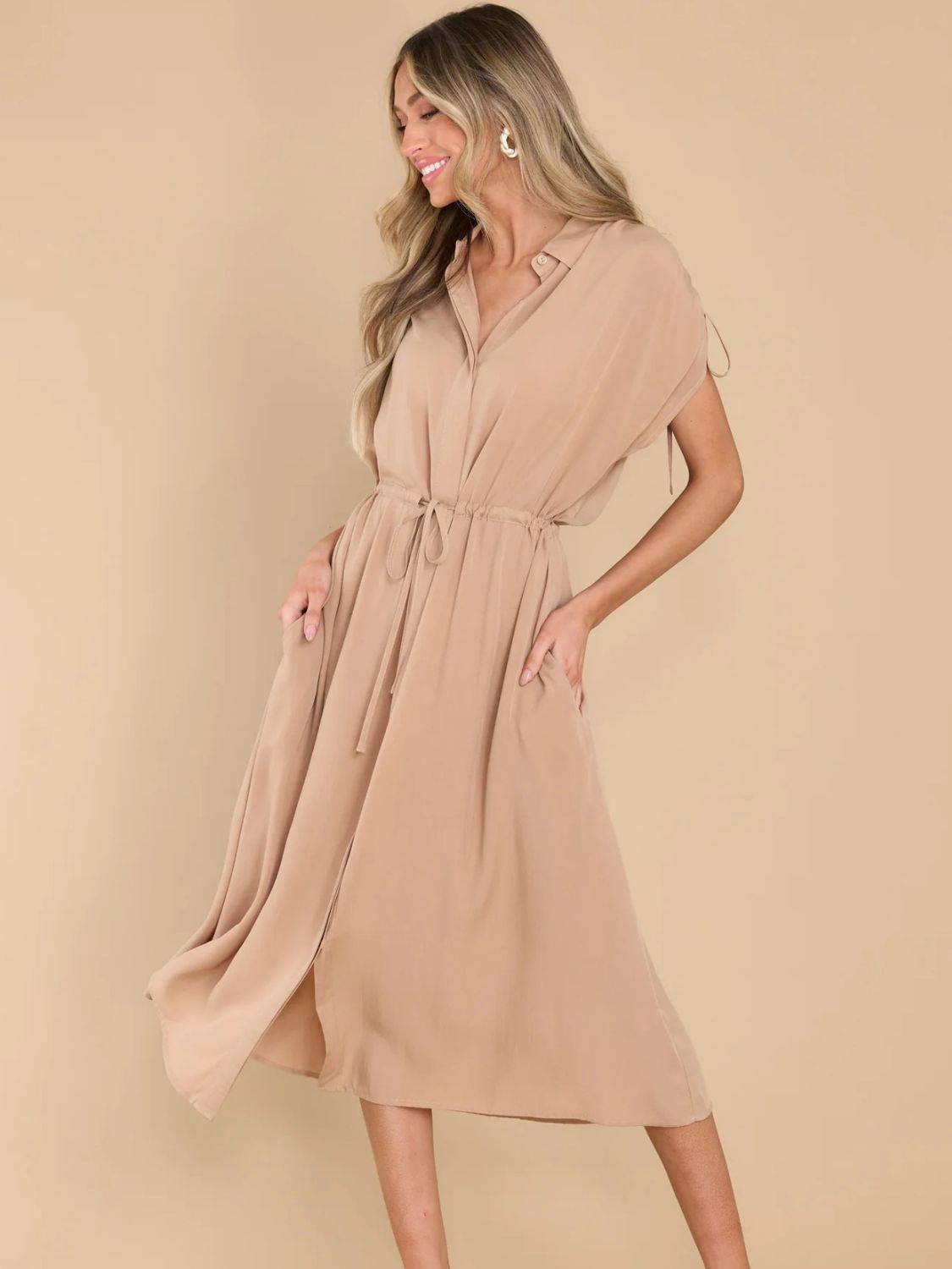 Kurzärmliges Midikleid mit Kordelzug und Kragen