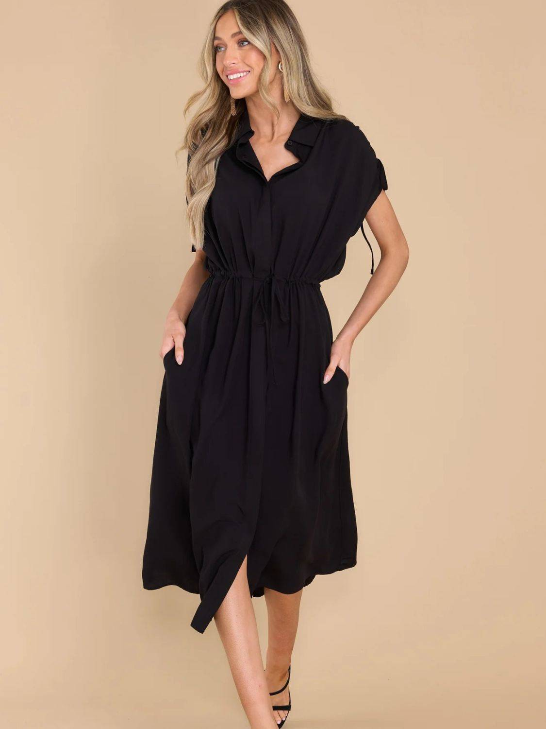 Kurzärmliges Midikleid mit Kordelzug und Kragen