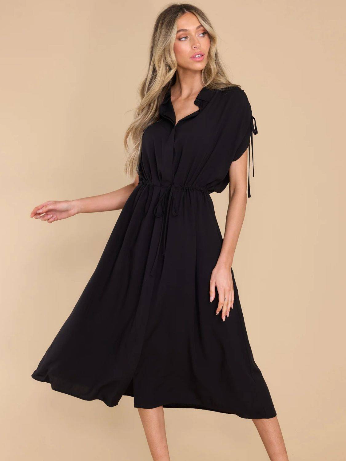 Kurzärmliges Midikleid mit Kordelzug und Kragen