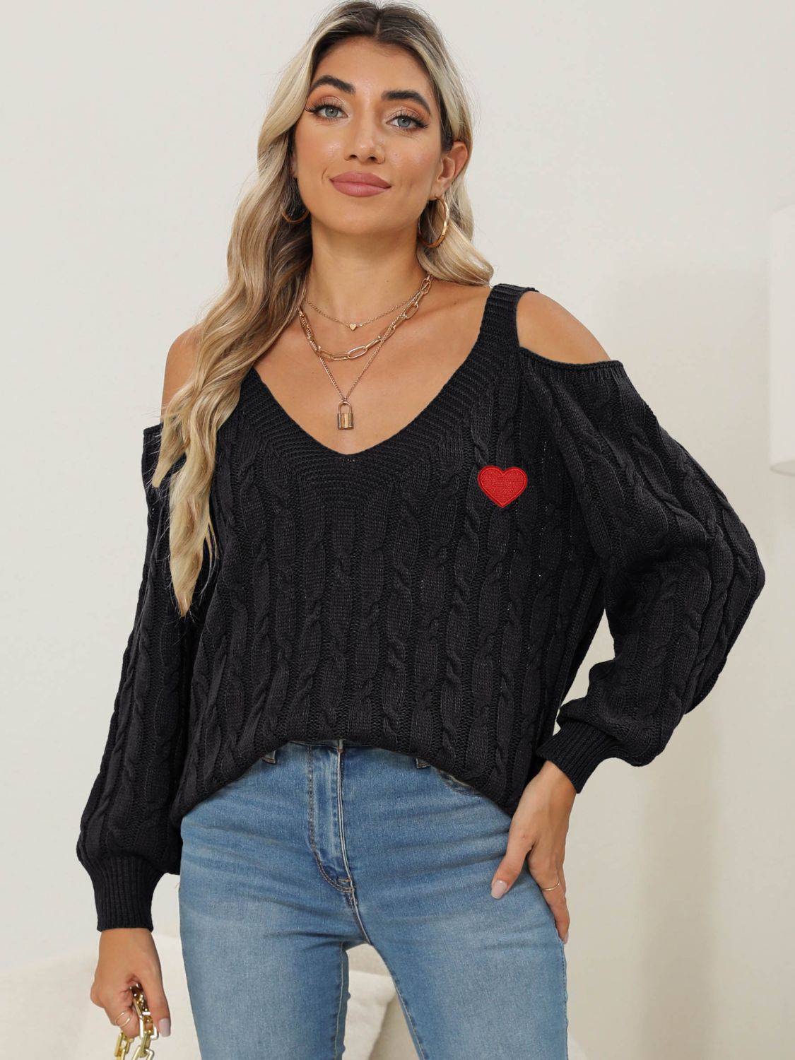 Pullover mit V-Ausschnitt und Zopfmuster und Herzmotiv