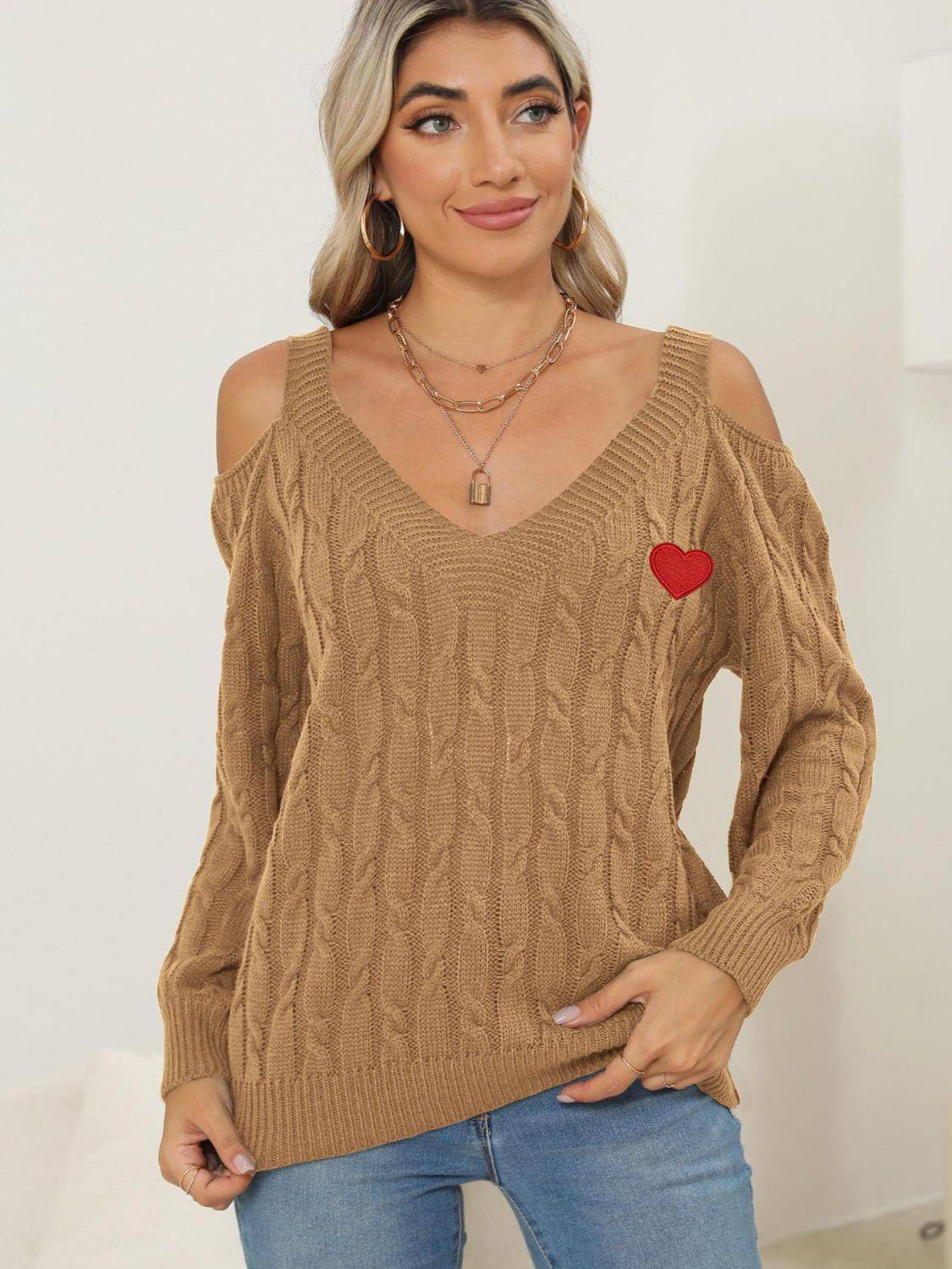 Pullover mit V-Ausschnitt und Zopfmuster und Herzmotiv