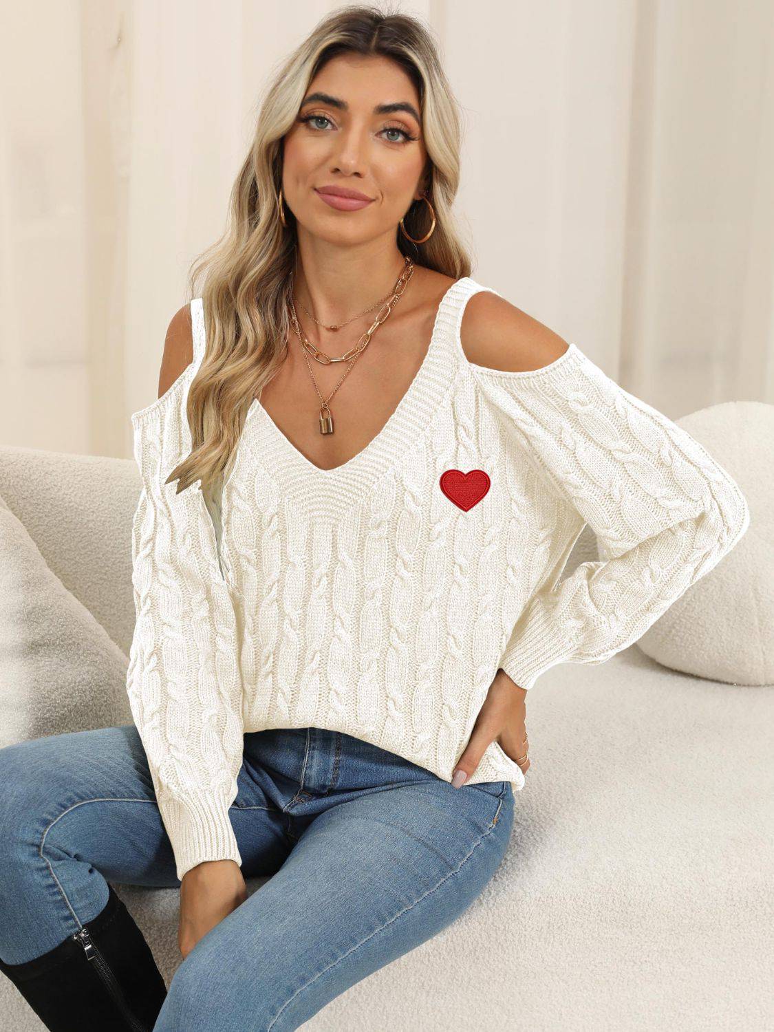 Pullover mit V-Ausschnitt und Zopfmuster und Herzmotiv