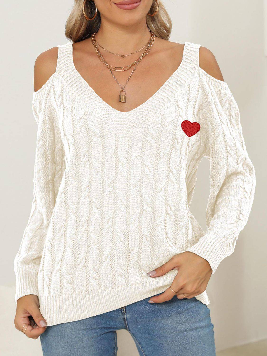 Pullover mit V-Ausschnitt und Zopfmuster und Herzmotiv