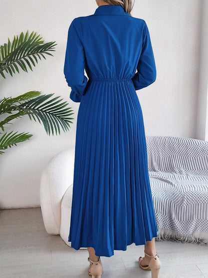 Plissiertes, halbgeknöpftes, langärmliges Midikleid
