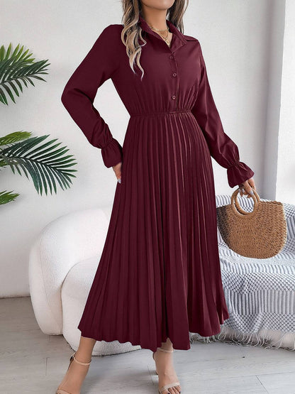 Plissiertes, halbgeknöpftes, langärmliges Midikleid